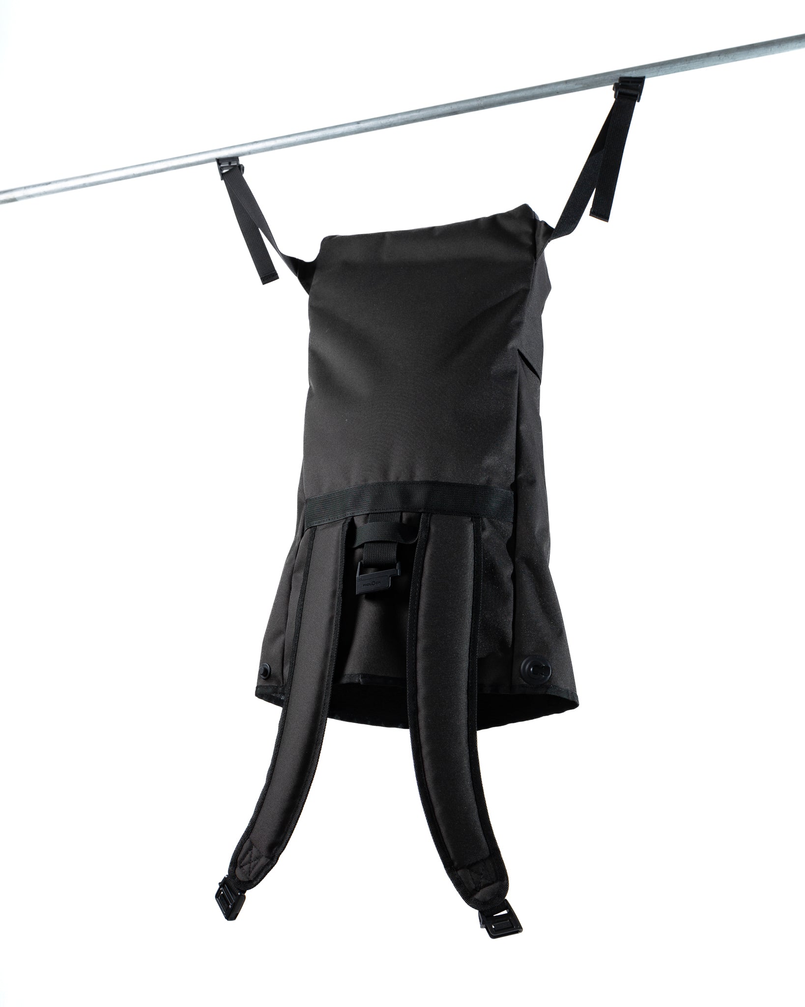 Magnetic Roll-Top Backpack – Spacious, Secure, and Water-Repellent.
Zaino Roll-Top Magnetico – Spazioso, Sicuro e Idrorepellente.