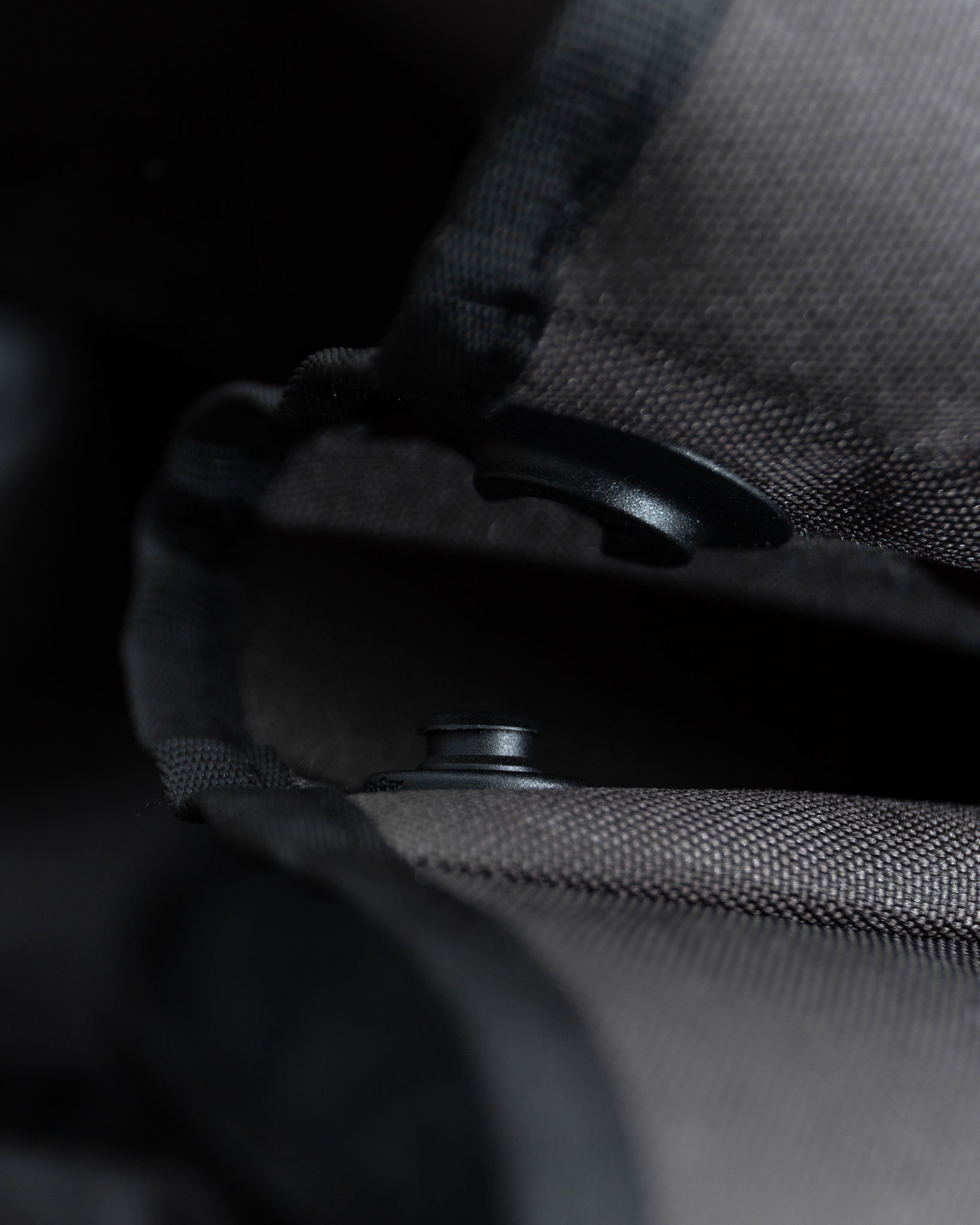 Magnetic Roll-Top Backpack – Spacious, Secure, and Water-Repellent.
Zaino Roll-Top Magnetico – Spazioso, Sicuro e Idrorepellente.