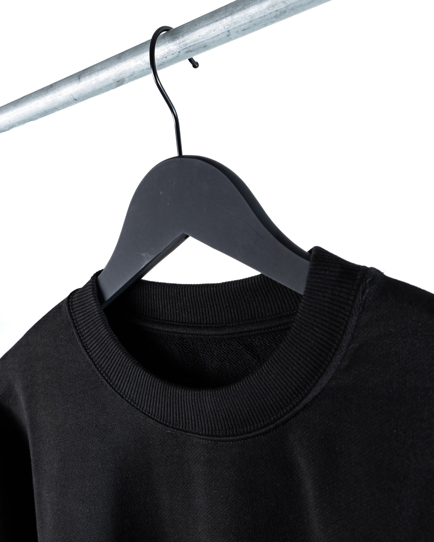Organic Cotton Crewneck Sweatshirt – Comfort, Sustainability, and Essential Design.
Felpa Girocollo in Cotone Biologico – Comfort, Sostenibilità e Design Essenziale.