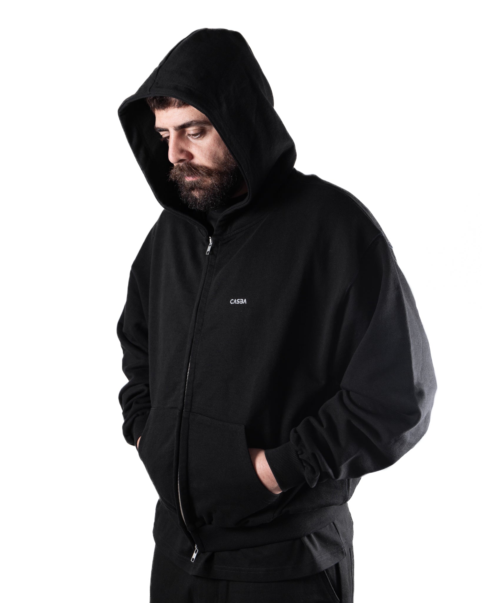 Organic Cotton Zip Hoodie – Comfort, Style, and Sustainability.
Felpa con Cappuccio Zip in Cotone Biologico – Comfort, Stile e Sostenibilità.
