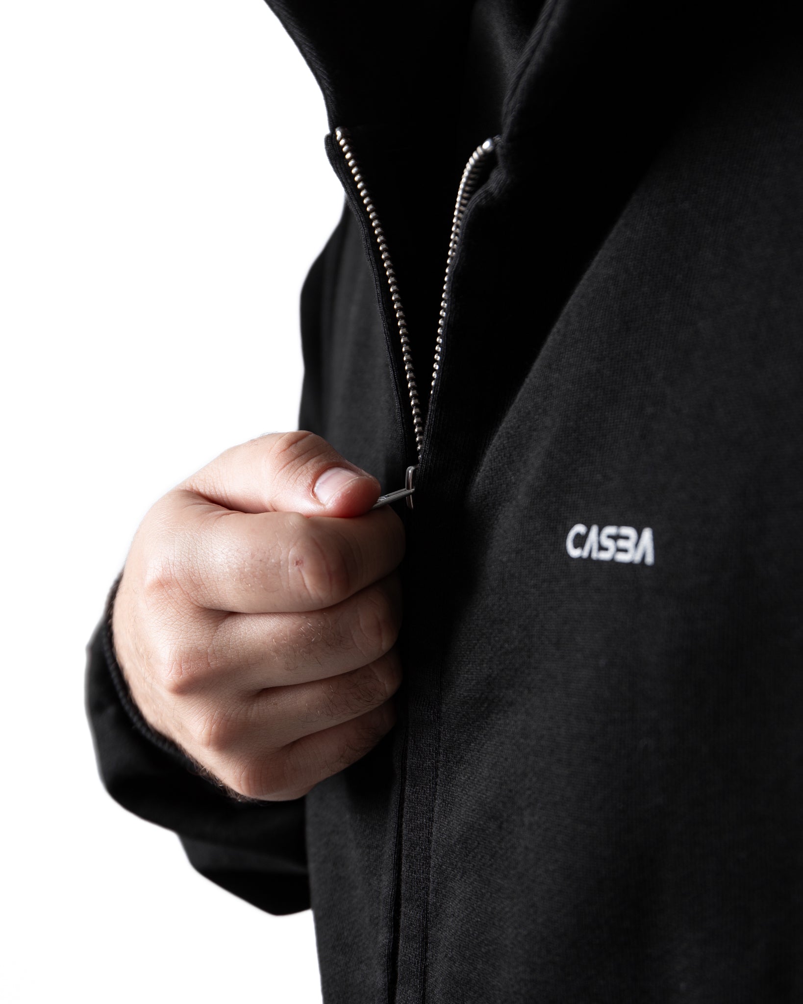 Organic Cotton Zip Hoodie – Comfort, Style, and Sustainability.
Felpa con Cappuccio Zip in Cotone Biologico – Comfort, Stile e Sostenibilità.