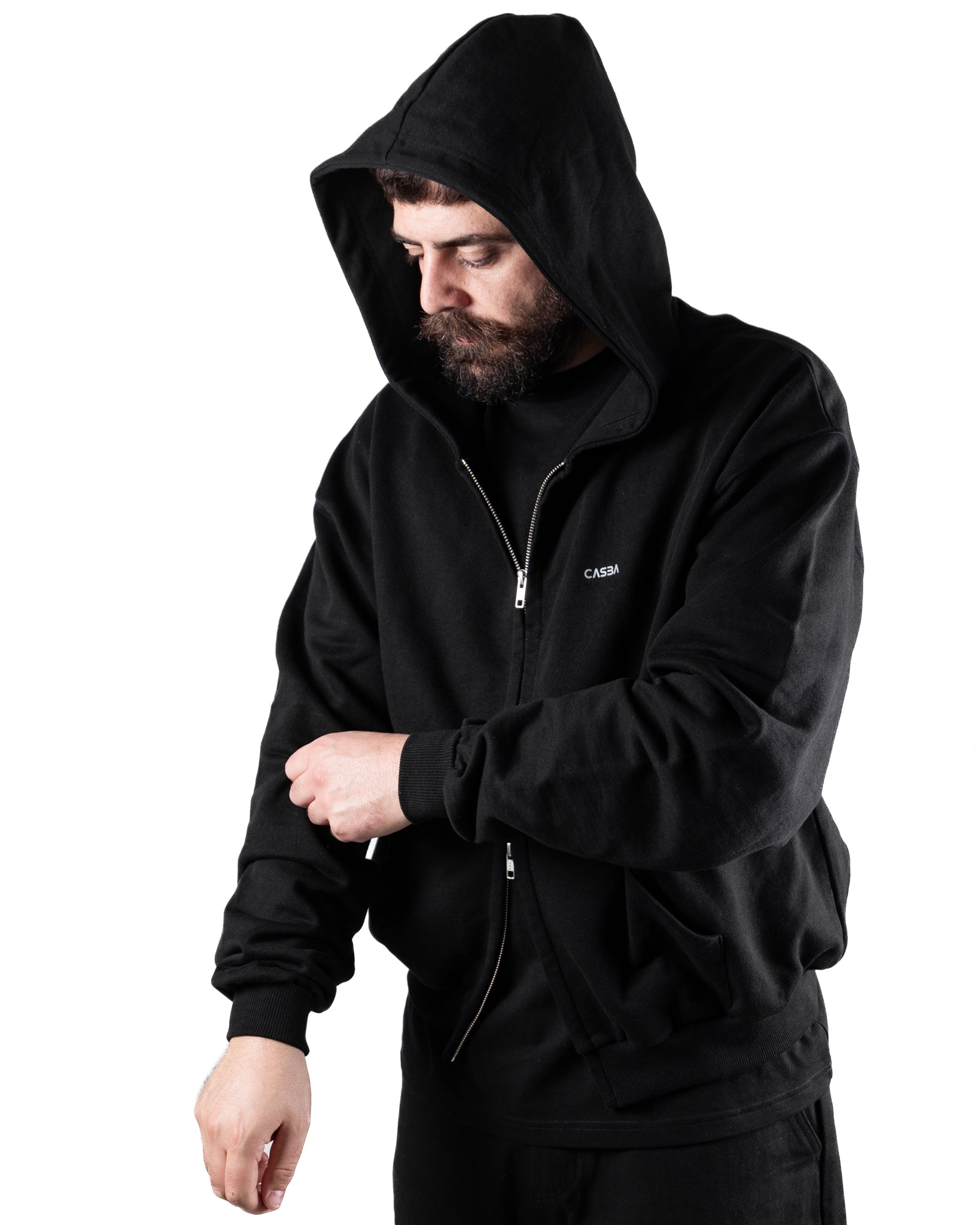 Organic Cotton Zip Hoodie – Comfort, Style, and Sustainability.
Felpa con Cappuccio Zip in Cotone Biologico – Comfort, Stile e Sostenibilità.