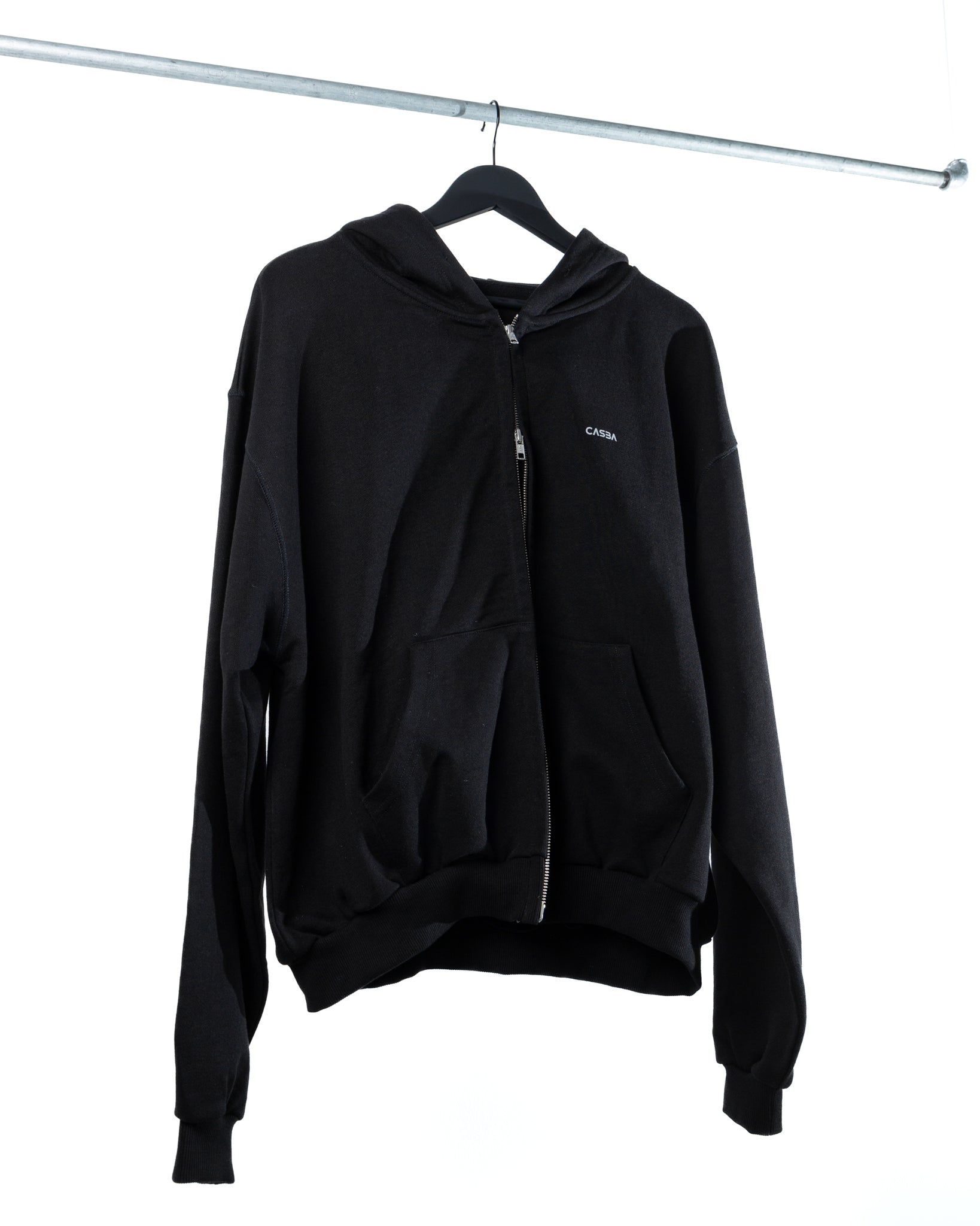 Organic Cotton Zip Hoodie – Comfort, Style, and Sustainability.
Felpa con Cappuccio Zip in Cotone Biologico – Comfort, Stile e Sostenibilità.