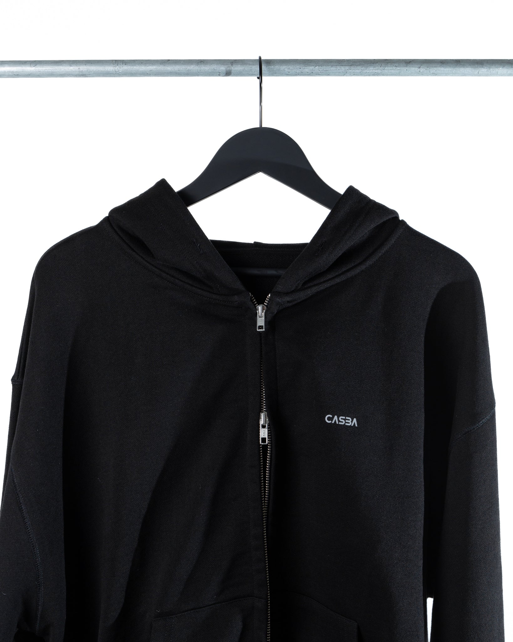 Organic Cotton Zip Hoodie – Comfort, Style, and Sustainability.
Felpa con Cappuccio Zip in Cotone Biologico – Comfort, Stile e Sostenibilità.