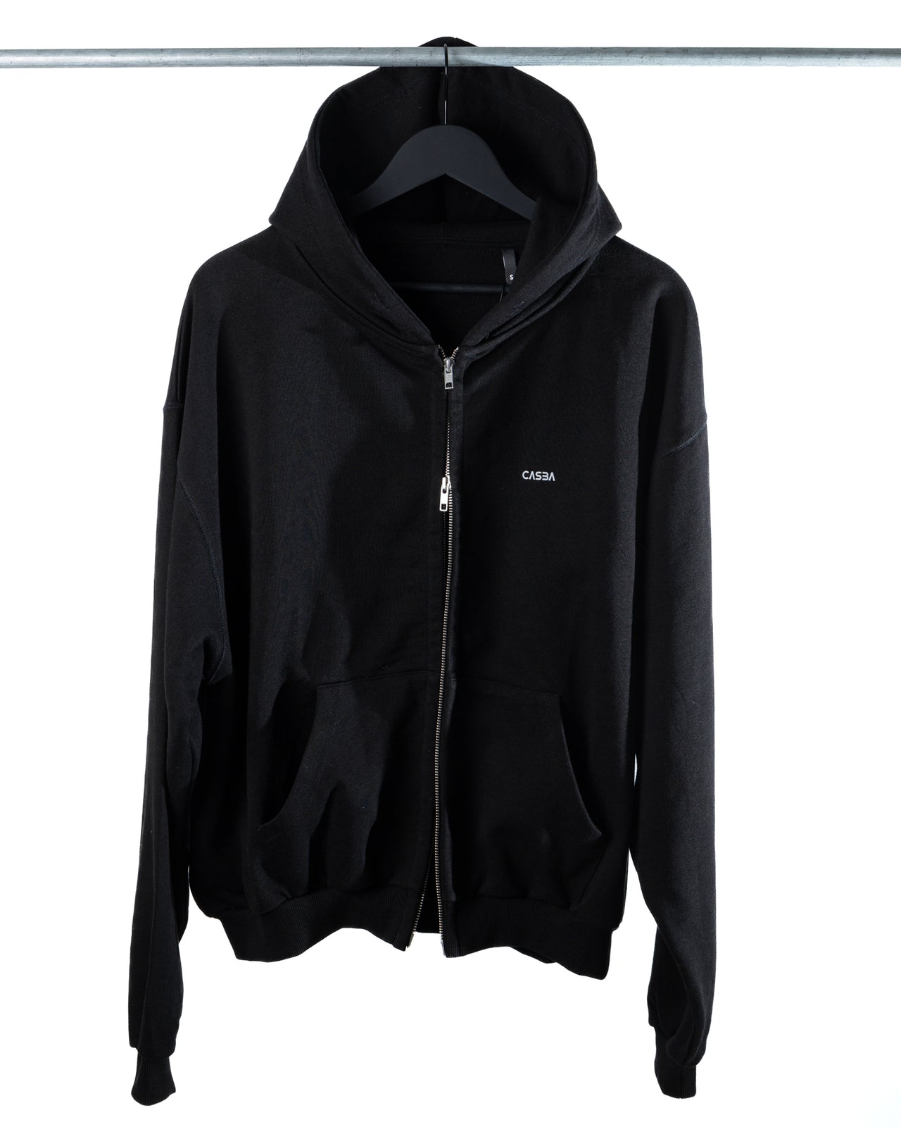 Organic Cotton Zip Hoodie – Comfort, Style, and Sustainability.
Felpa con Cappuccio Zip in Cotone Biologico – Comfort, Stile e Sostenibilità.