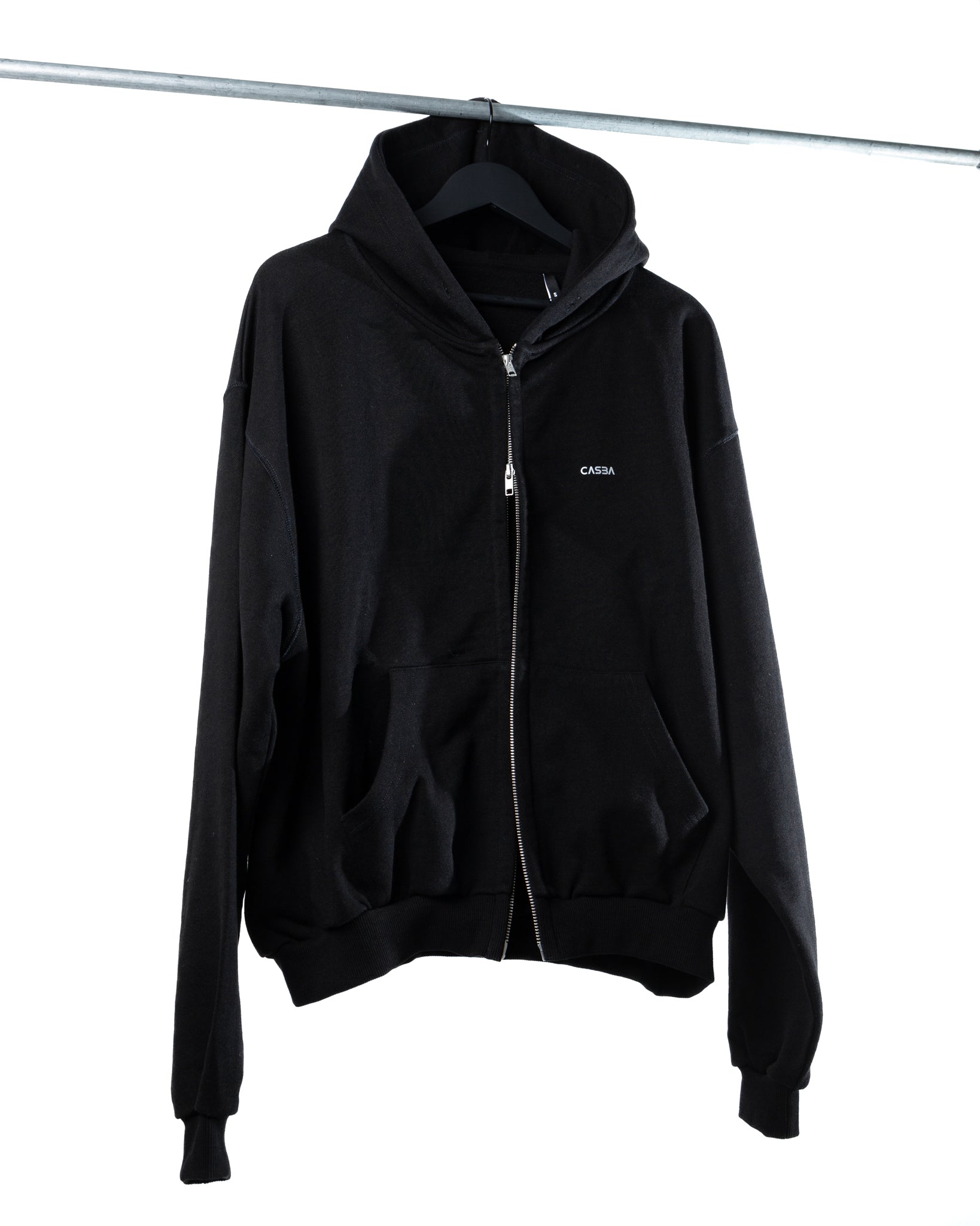 Organic Cotton Zip Hoodie – Comfort, Style, and Sustainability.
Felpa con Cappuccio Zip in Cotone Biologico – Comfort, Stile e Sostenibilità.