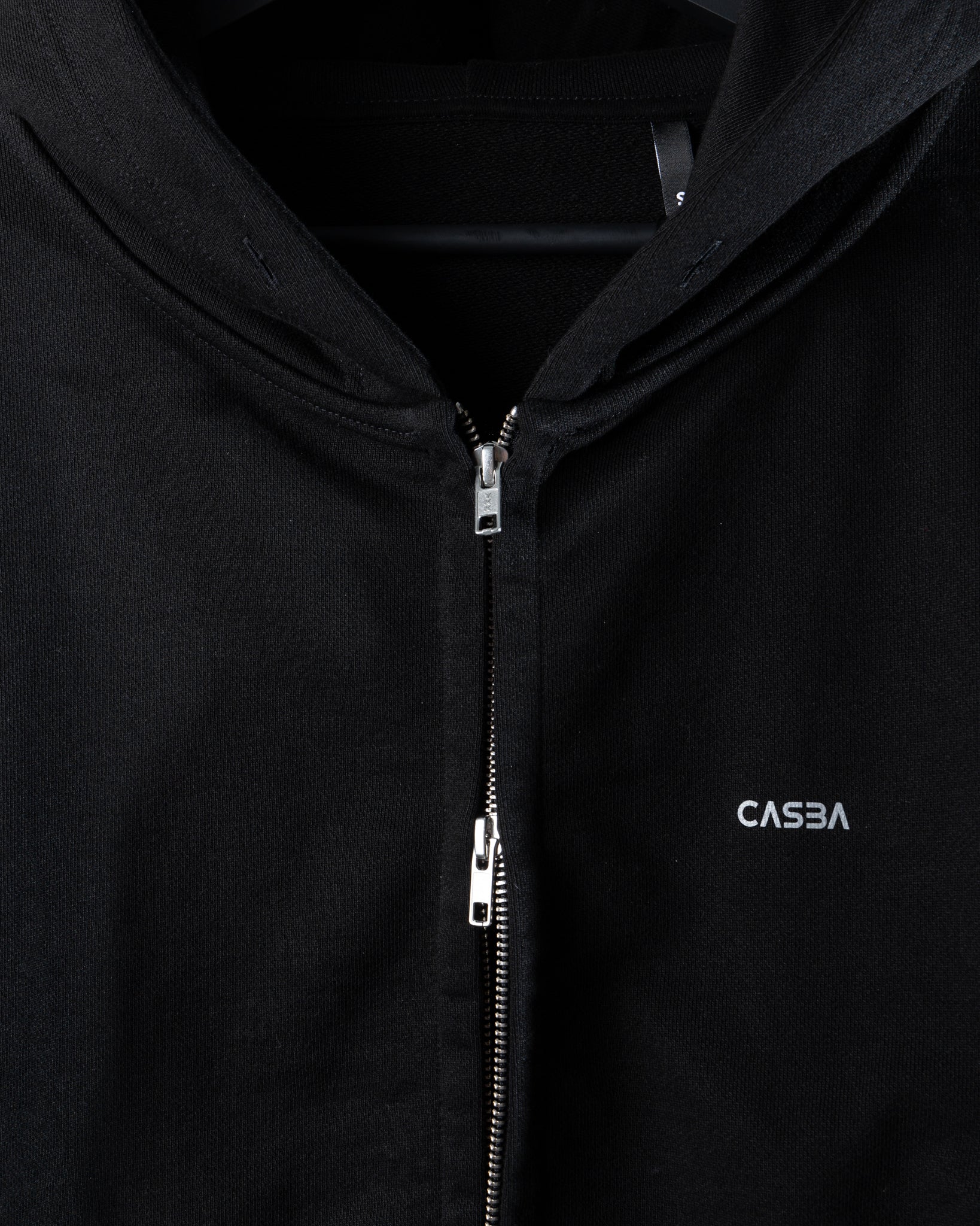 Organic Cotton Zip Hoodie – Comfort, Style, and Sustainability.
Felpa con Cappuccio Zip in Cotone Biologico – Comfort, Stile e Sostenibilità.