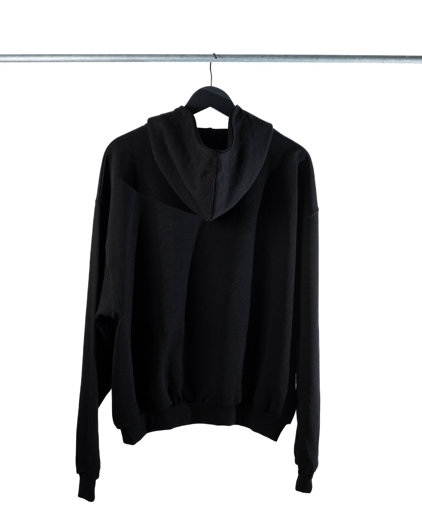 Organic Cotton Zip Hoodie – Comfort, Style, and Sustainability.
Felpa con Cappuccio Zip in Cotone Biologico – Comfort, Stile e Sostenibilità.