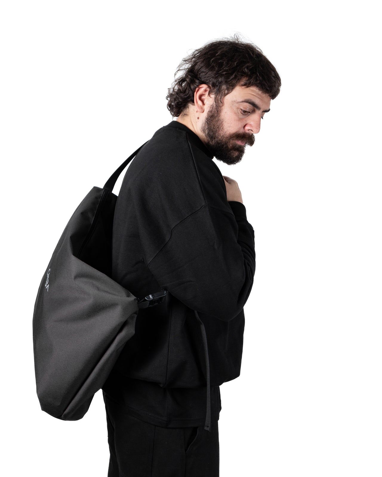 Water-repellent magnetic shoulder bag made of recycled polyester, adjustable ergonomic shoulder strap and durable zipper.
Borsa a tracolla magnetica idrorepellente realizzata in poliestere riciclato, tracolla ergonomica regolabile e zip resistente.