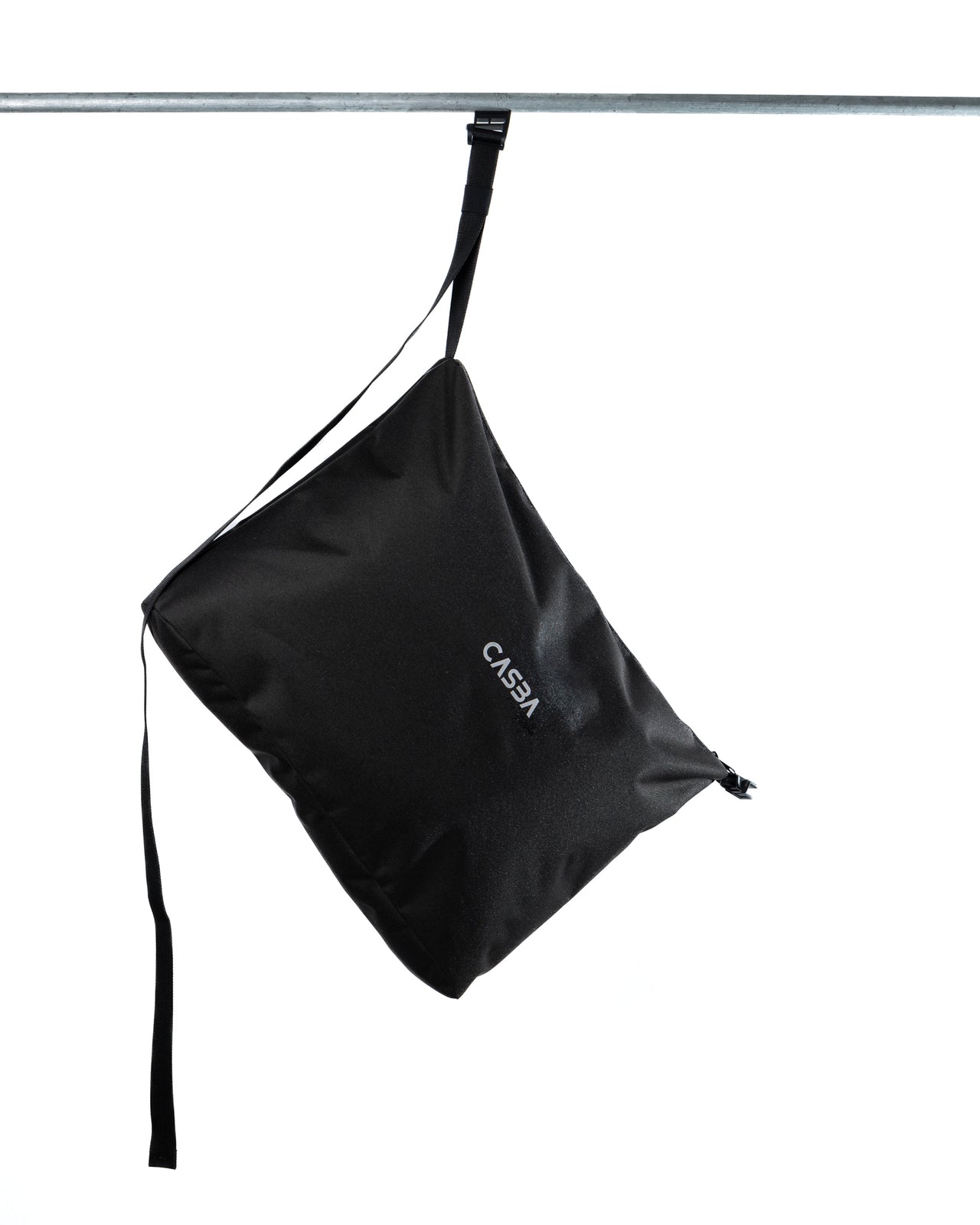 Water-repellent magnetic shoulder bag made of recycled polyester, adjustable ergonomic shoulder strap and durable zipper.
Borsa a tracolla magnetica idrorepellente realizzata in poliestere riciclato, tracolla ergonomica regolabile e zip resistente.