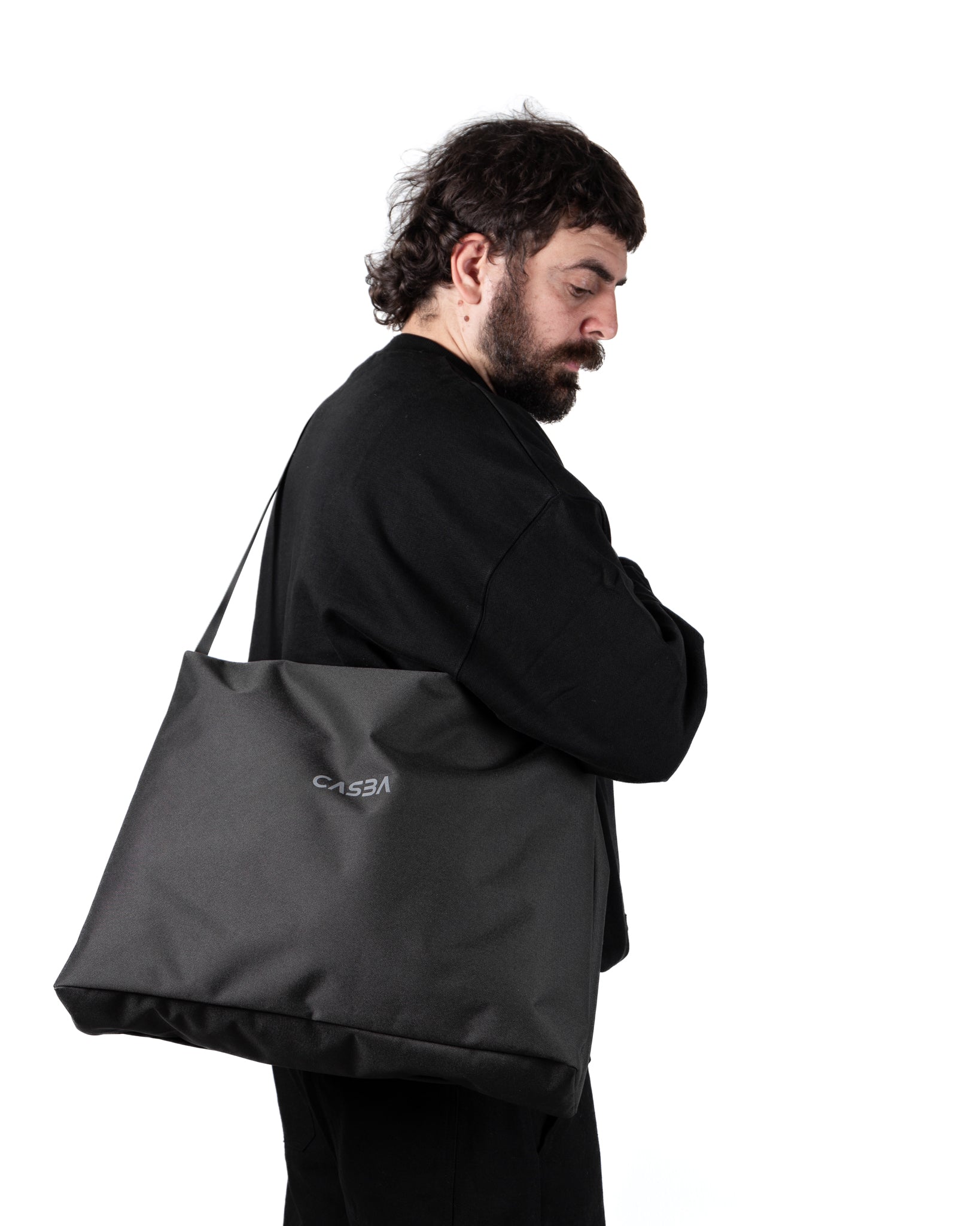 Water-repellent magnetic shoulder bag made of recycled polyester, adjustable ergonomic shoulder strap and durable zipper.
Borsa a tracolla magnetica idrorepellente realizzata in poliestere riciclato, tracolla ergonomica regolabile e zip resistente.