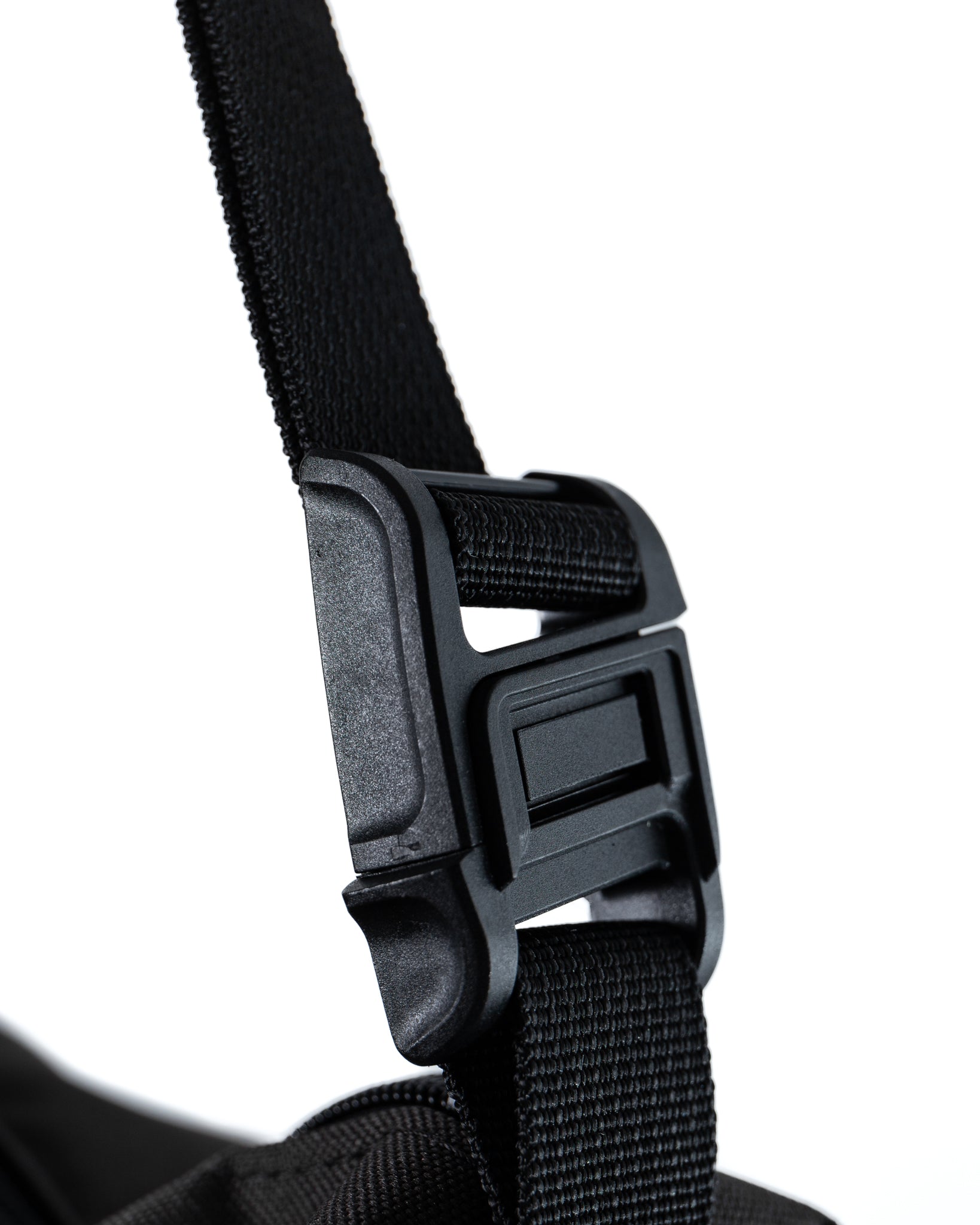 Water-repellent magnetic shoulder bag made of recycled polyester, adjustable ergonomic shoulder strap and durable zipper.
Borsa a tracolla magnetica idrorepellente realizzata in poliestere riciclato, tracolla ergonomica regolabile e zip resistente.
