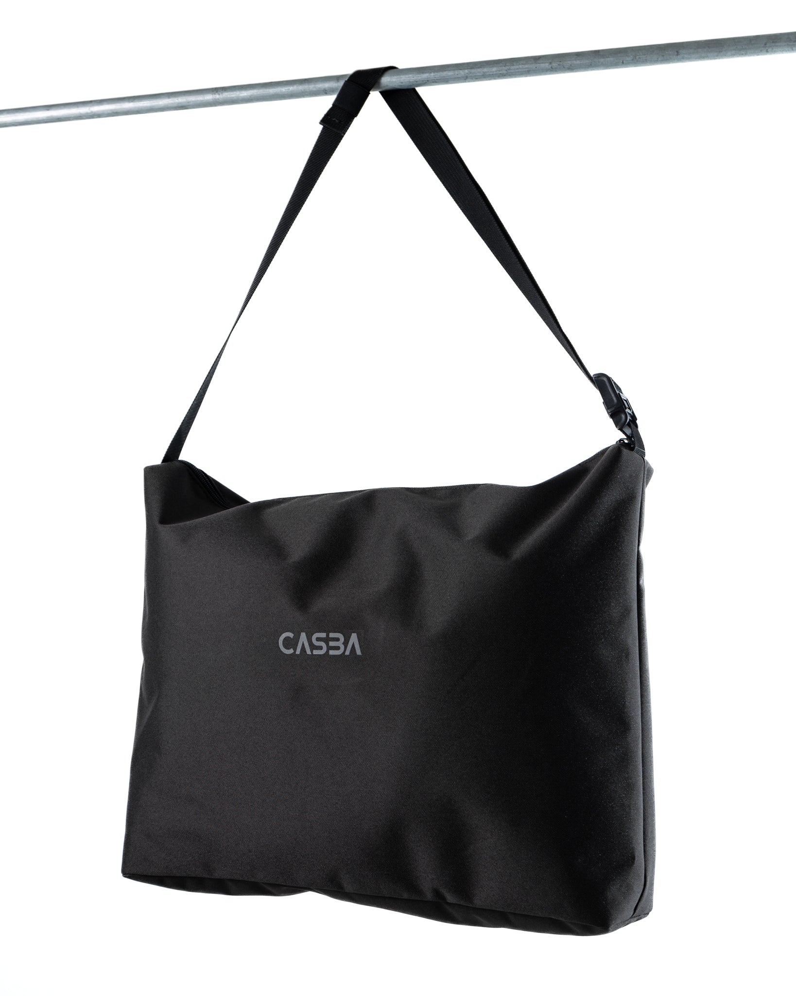 Water-repellent magnetic shoulder bag made of recycled polyester, adjustable ergonomic shoulder strap and durable zipper.
Borsa a tracolla magnetica idrorepellente realizzata in poliestere riciclato, tracolla ergonomica regolabile e zip resistente.