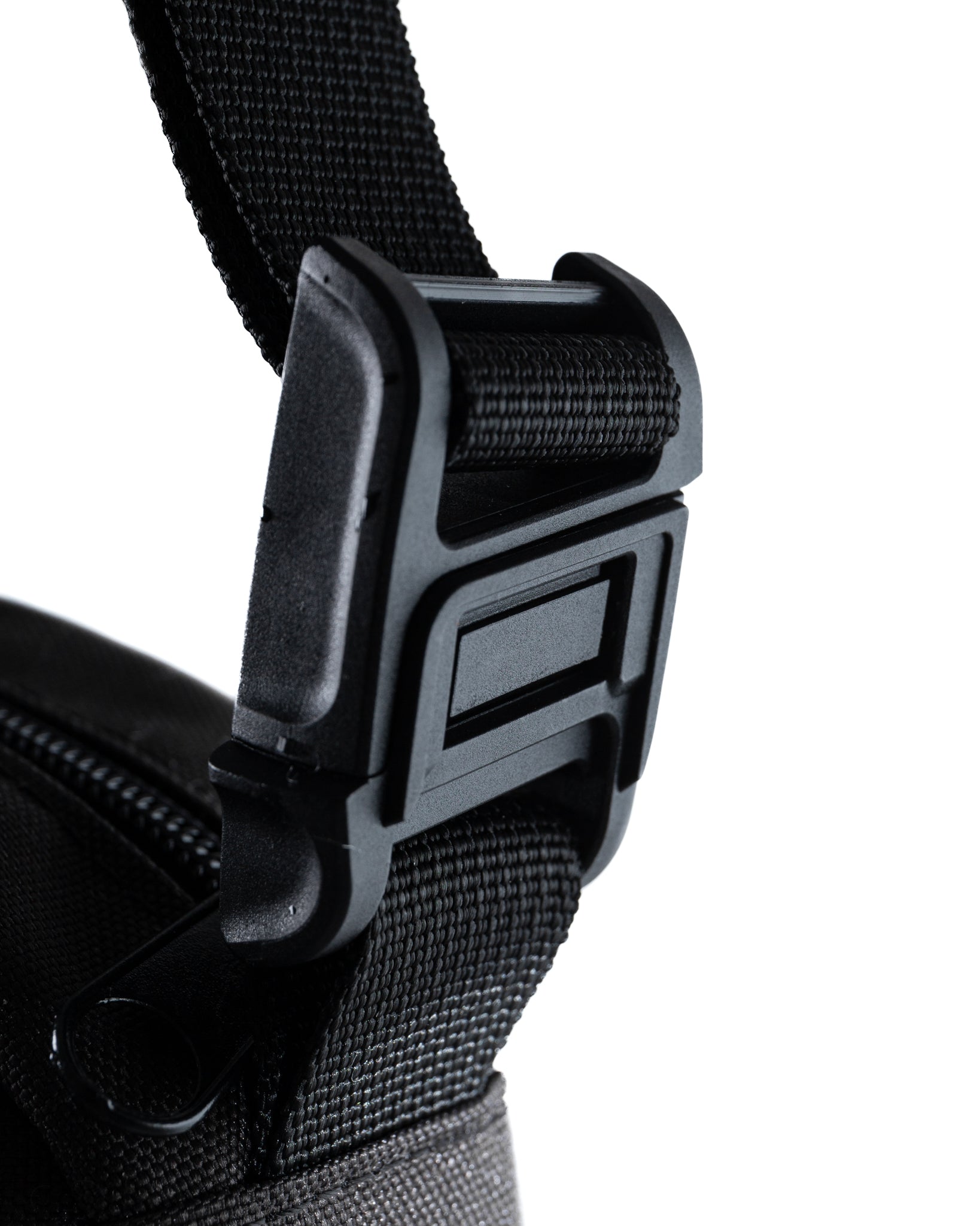 Magnetic Shoulder Pouch – Lightweight, Durable, and Water-Repellent.
Marsupio a Tracolla Magnetica – Leggero, Resistente e Idrorepellente.