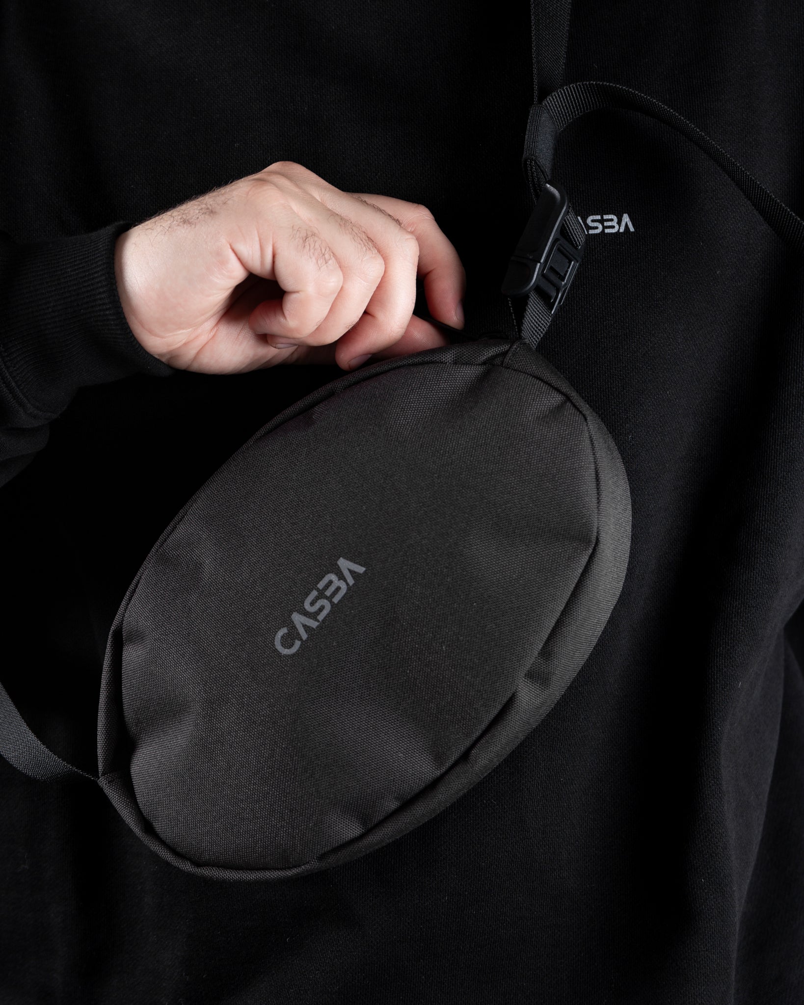 Magnetic Shoulder Pouch – Lightweight, Durable, and Water-Repellent.
Marsupio a Tracolla Magnetica – Leggero, Resistente e Idrorepellente.